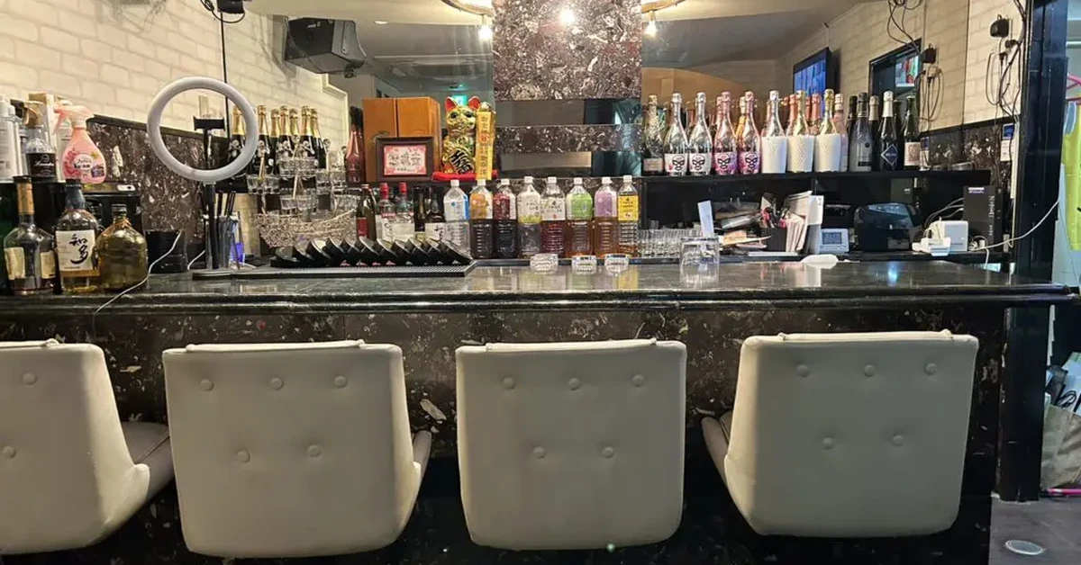 新宿歌舞伎町エッグのメインフロアをカウンター側から撮影した店内内装