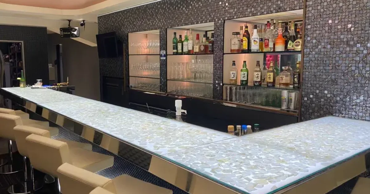 新宿歌舞伎町グローブのメインフロアをカウンター側から撮影した店内内装