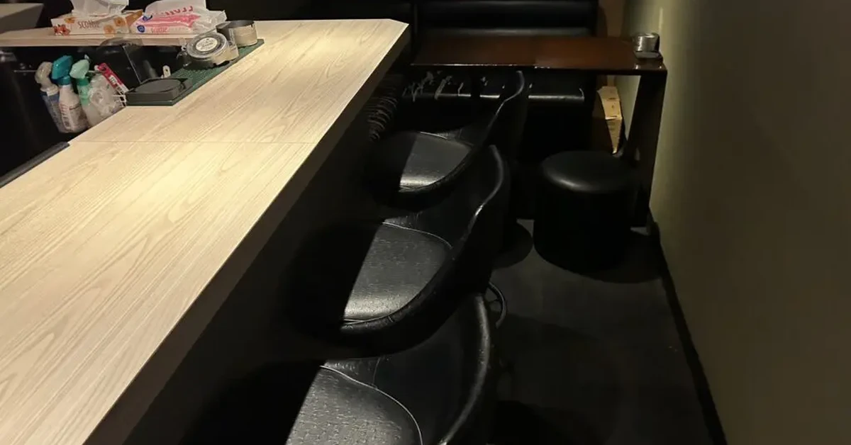 新宿歌舞伎町ハヤブサのメインフロアをカウンター側から撮影した店内内装
