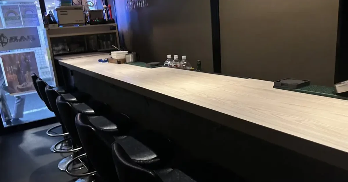 新宿歌舞伎町ハヤブサのメインフロアを撮影した店内内装