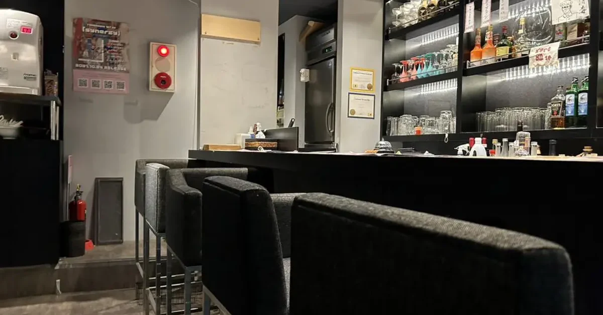 新宿歌舞伎町ラメンバーのメインフロアをカウンター側から撮影した店内内装