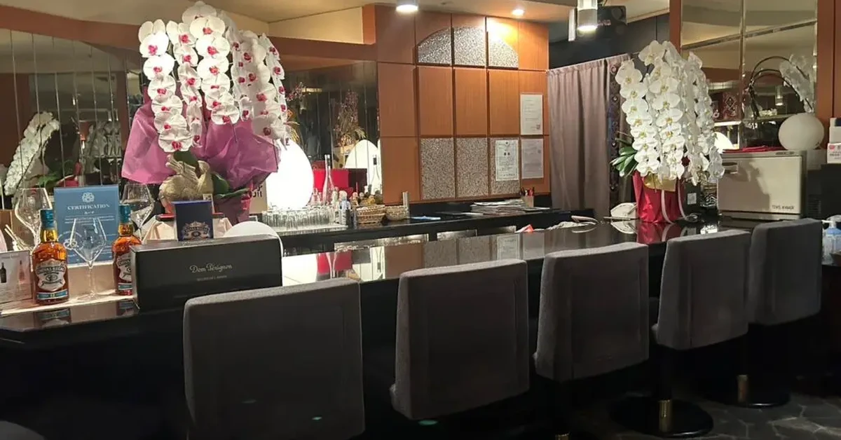 新宿歌舞伎町ルーナのメインフロアをカウンター側から撮影した店内内装