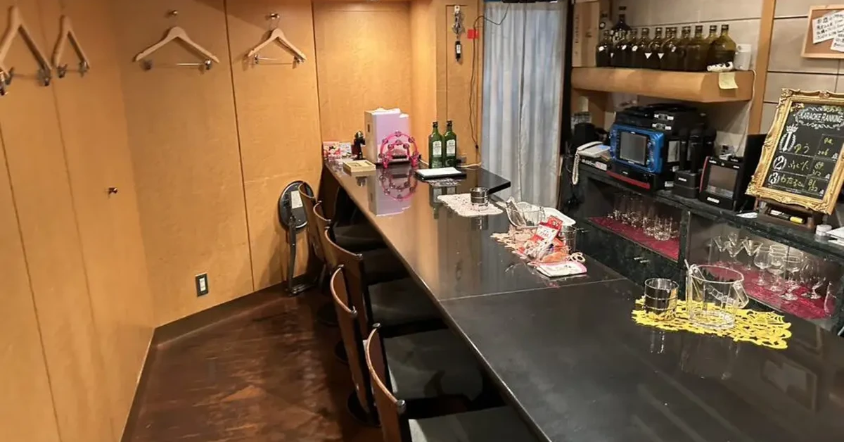 新宿歌舞伎町ニューアゲインのメインフロアをカウンター側から撮影した店内内装