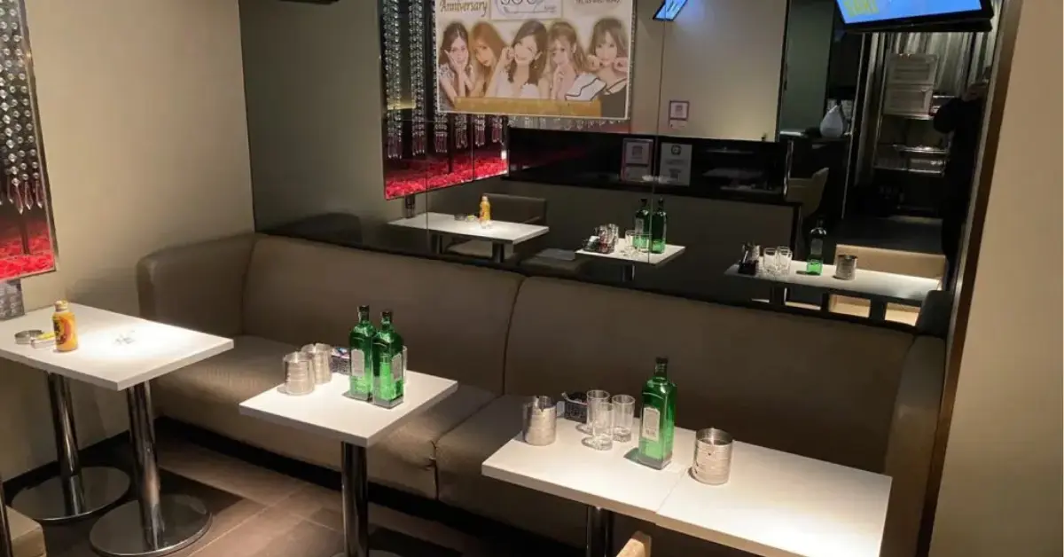 新宿歌舞伎町ソウツー（SOU2）のメインフロアをテーブル側から撮影した店内内装