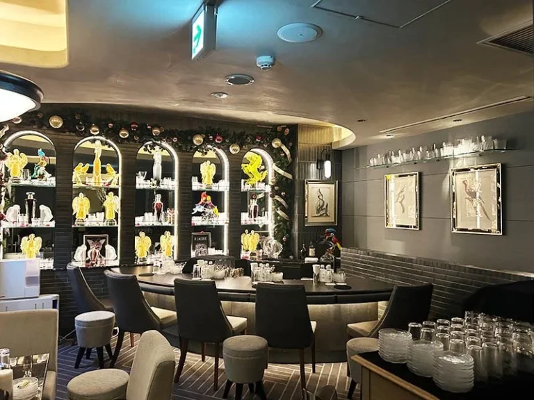 銀座ラリック（LALIQUE）のメインフロアをカウンター側から撮影した店内内装
