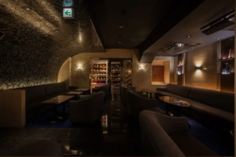 銀座ミラノクラブ（MILANO CLUB）のメインフロアを撮影した店内内装