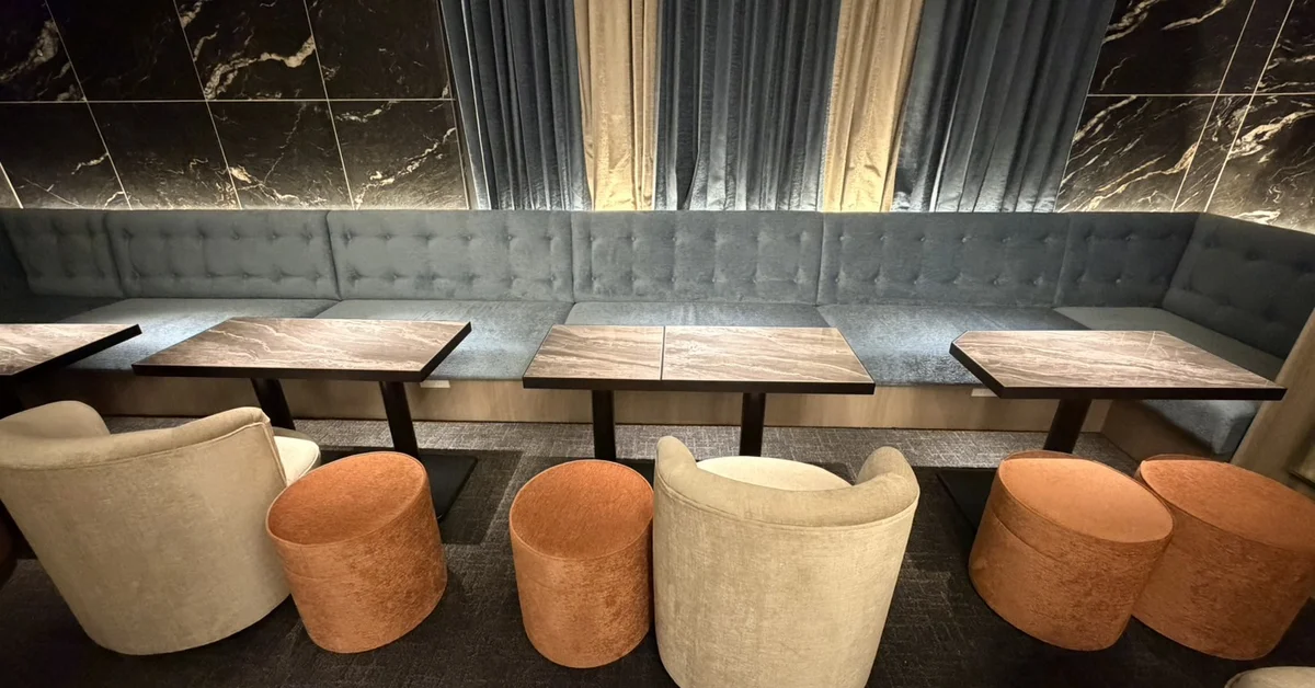 銀座サロンらどんなのメインフロアをテーブル側から撮影した店内内装