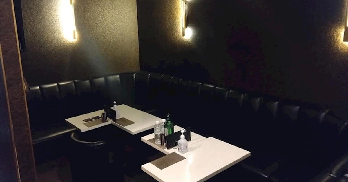松戸ミラージュのメインフロアをテーブル側から撮影した店内内装