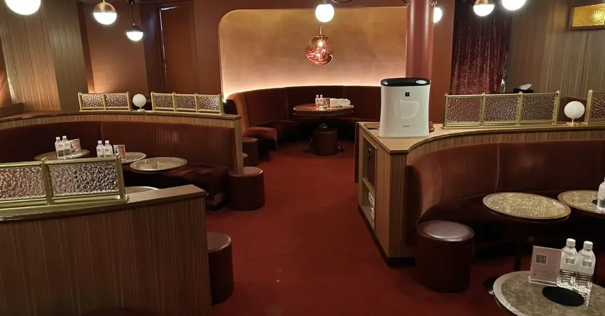 六本木バッドガールズのメインフロアを通路側から撮影した店内内装