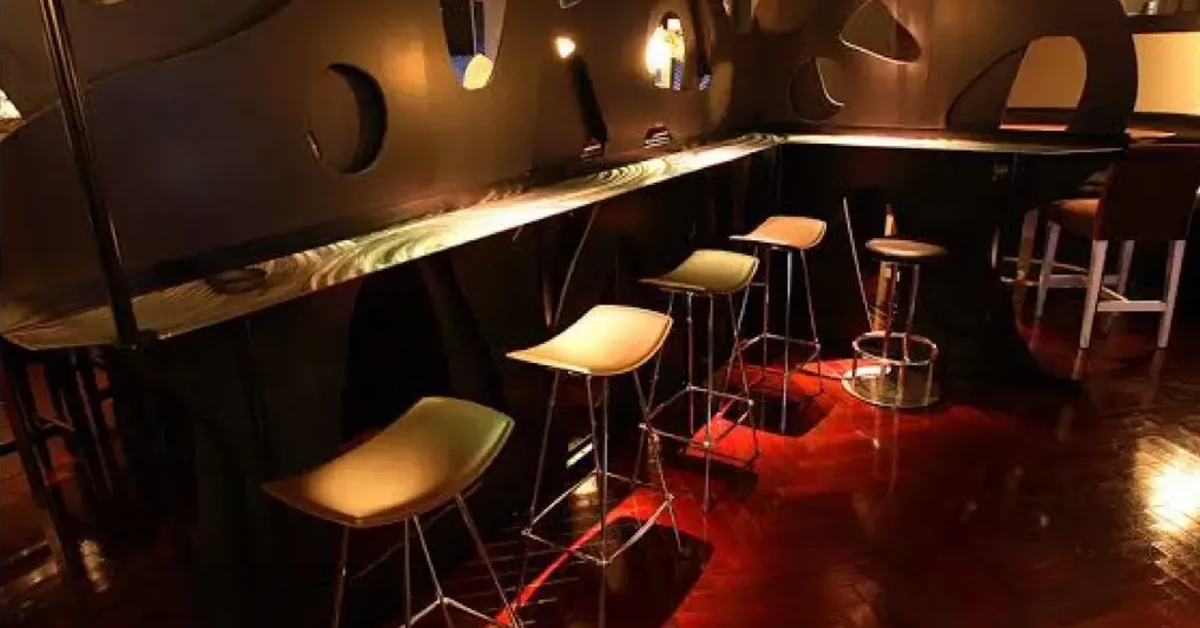 六本木エンカウンターのメインフロアをカウンター側から撮影した店内内装