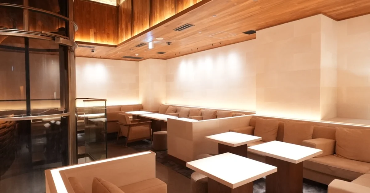 六本木ファブリックのメインフロアをソファ側から撮影した店内内装