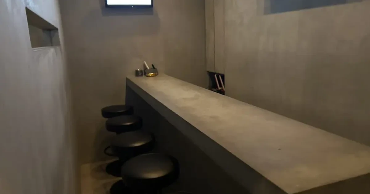 六本木ガーデンのメインフロアをカウンター側から撮影した店内内装