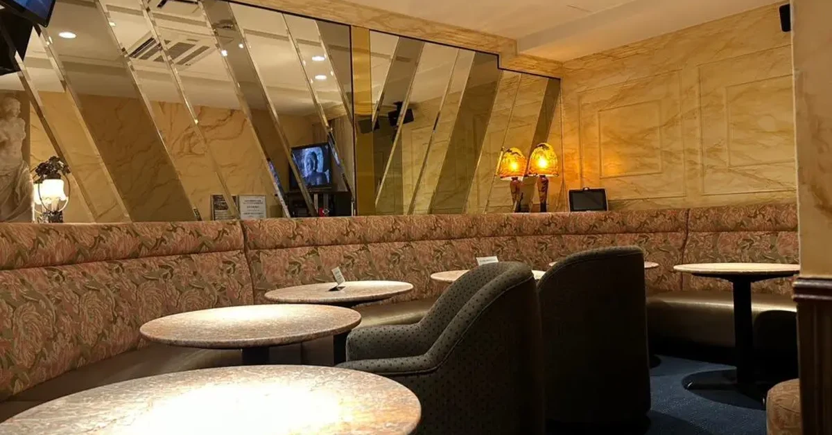 六本木スマイルのメインフロアをソファ側から撮影した店内内装