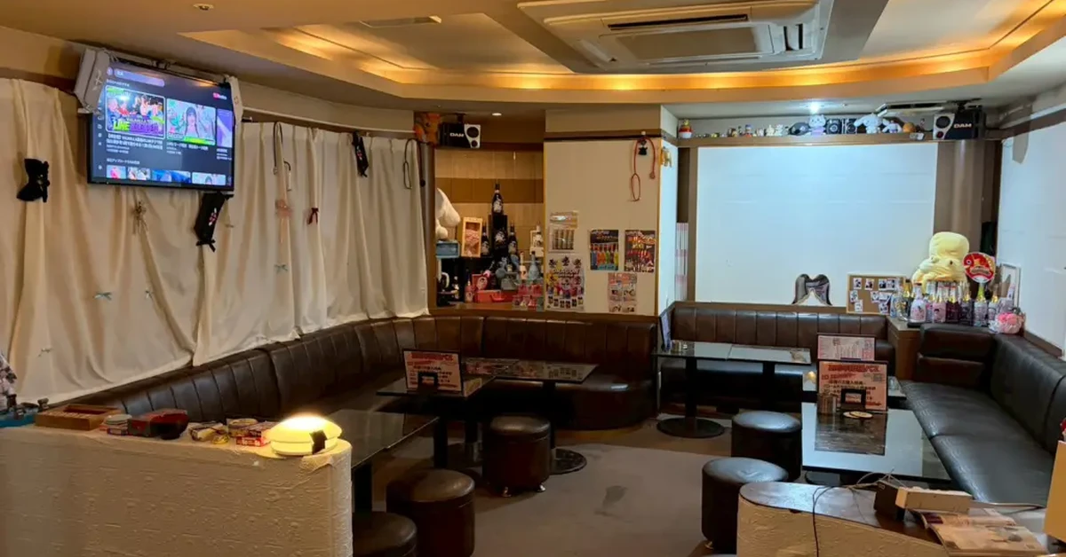 新宿歌舞伎町しえくりのメインフロアをソファ側から撮影した店内内装